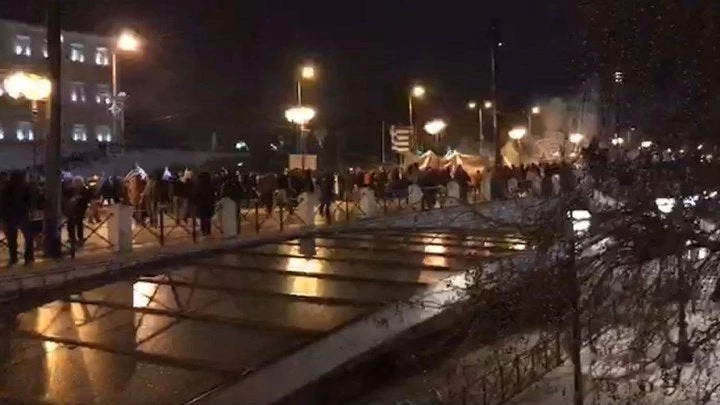 Σοβαρά επεισόδια τώρα έξω από τη βουλή – Κουκουλοφόροι έκαψαν σημαία της πΓΔΜ (βίντεο)